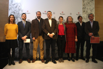 Los portavoces de los grupos municipales del Ayuntamiento de Tarragona, en la doble declaración institucional.