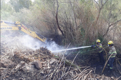 Bombers treballant en l'extinció de l'incendi de Tortosa