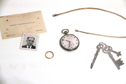Detall d'alguns dels objectes confiscats pels nazis a deportats exposats al MUME a la Jonquera.