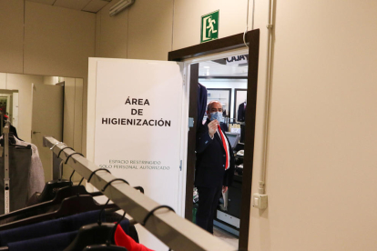 El director del centro de Tarragona de El Corte Inglés, Valentí Muñoz, muestra una sala destinada a la higienización de prendas de ropa.