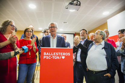 Josep Fèlix Ballesteros i membres de la seva llista, la nit electoral del 26 de maig de l'any passat.