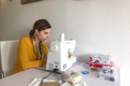 Una de las voluntarias de Alcanar cosiendo las telas|teles que los han cedido para confeccionar mascarillas quirúrgicas.