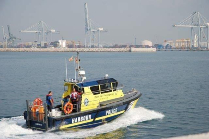 La policia inspecciona la zona per mar
