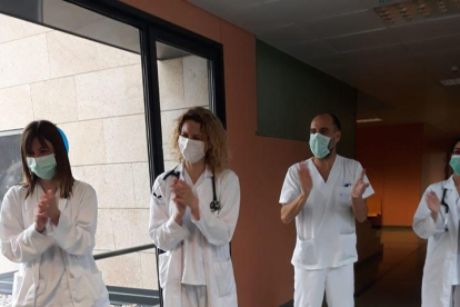 Imatge de quatre sanitaris aplaudint al Jaime mentre sortia del centre.