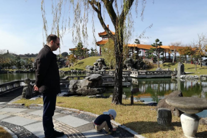 Tomàs Forteza, en Tottori (Japón) con su hijo en un parque de la localidad.