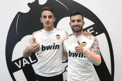 Pol Valentín ja vesteix la samarreta del Valencia Mestalla juntament amb Sebas Moyano, un altre fitxatge.