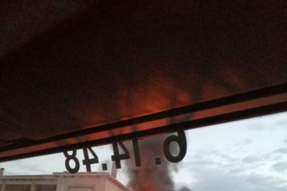 Imatge de les flames consumint el vehicle.