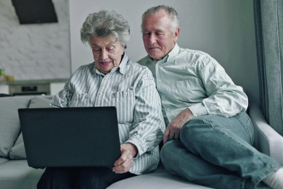 Imatge d'una parella de la tercera edat connectats a través de l'ordinador.