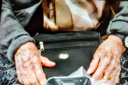Primer plano de un teléfono móvil protegido con un plástico a punto para que una abuela de la residencia Nazaret de Móra d'Ebre recibido una videollamada de sus familiares.