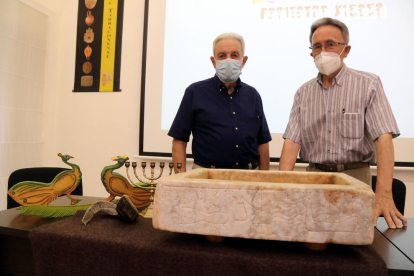 L'escultor Bruno Gallart i de Josep Maria Brull, encarregats d'elaborar a mà la reproducció de la pileta trilingüe hebrea.