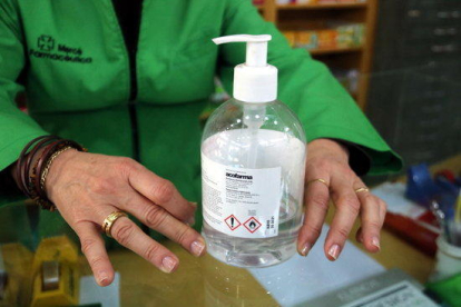 Pla detall d'un dels gels desinfectants a una farmàcia.