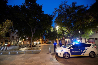 Una patrulla de la Guàrdia Urbana de servei per les places del Barri de Gràcia per impedir el 'botellón'.