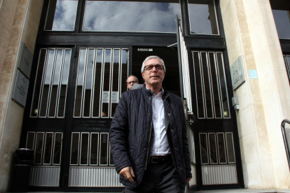 El alcalde de Tarragona, Josep Fèlix Ballesteros, bajando las escaleras de los juzgados después de declarar como investigado por el caso Inipro, el 26 de enero del 2016.