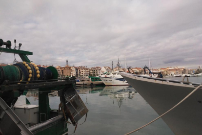 Dues barques de pesca amarrades al port de Cambrils.