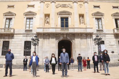 Els consellers i treballadors de l'Ajuntament de Tarragona durant el minut de silenci en record per les víctimes de la covid-19.