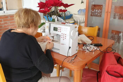 Imagen de una de las costureras de los Pallaresos trabajando.