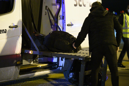 Uno de los españoles repatriados arregant maletas en Torrejón.
