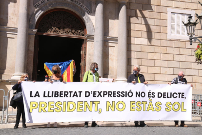 Pancarta desplegada delante de el Palau de la Generalitat.
