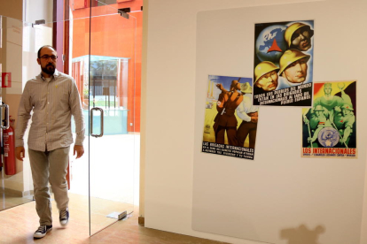 Pla general del coordinador tècnic del Comebe, David Tormo, entrant a l'exposició sobre les Brigades Internacionals al Museu de les Terres de l'Ebre.