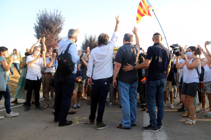 Quim Forn, Jordi Cuixart, Oriol Junqueras i Raül Romeva, saludant a la gent minuts abans d'entrar a la presó de Lledoners sense el tercer grau. I