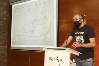 El regidor Hermán Pinedo durant la presentació del plànol, visible a l'esquerra de la imatge.