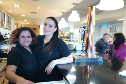 Cloti Macias y Lídia Arias, trabajadoras del bar que hay en el interior de la estación de ferrocarril.