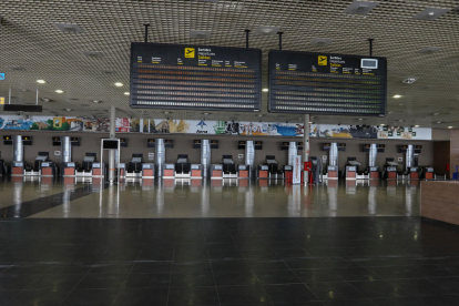 El interior del Aeropuerto, con los paneles apagados estos meses.