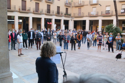 Plan picado de la alcaldesa de Tortosa, Meritxell Roigé, leyendo el manifiesto contra la inhabilitación de Torra delante de los ciudadanos concentrados a la protesta.