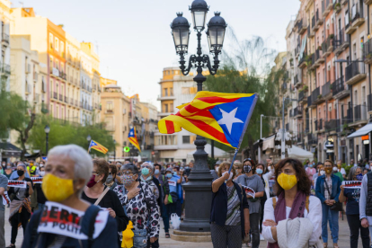 Imatge de la plaça de la Font de Tarragona, on el teixit independentista s'hi ha concentrat en contra de la inhabilitació de Torra.