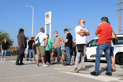 Els treballadors de Nissan esperant conèixer oficialment la decisió del tancament de les instal·lacions a Catalunya.