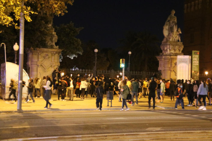 Desenes de persones davant la porta del Parc de la Ciutadella.