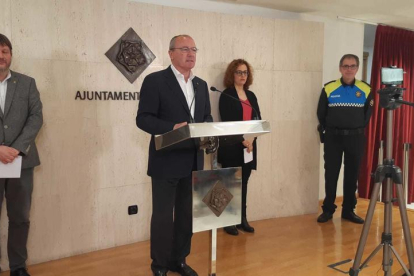 El alcalde, Carles Pellicer, durante la rueda de prensa