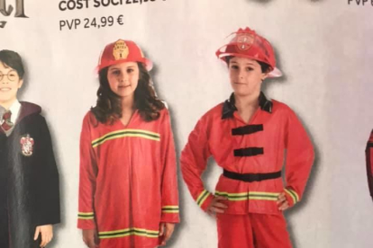 Imagen de los disfraces de bomberos que vende Abacus.