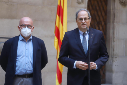 El president de la Generalitat, Quim Torra, atenent els mitjans de comunicació amb el seu advocat Gonzalo Boye.