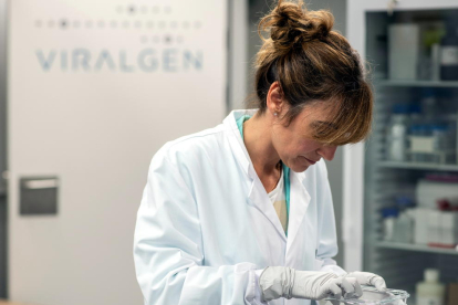 Una científica en un laboratori de l'empresa basca Viralgen.
