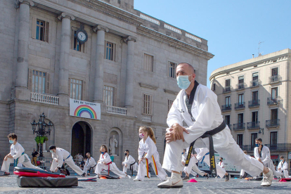 Usuarios de gimnasios de artes marciales protestando en la Plaza Sant Jaume por|para el cierre de los centros.