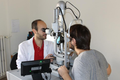L'oftalmòleg del Joan XXIII, Dr. Alejandro Filloy, amb un pacient.