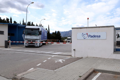 Un camión de la empresa Padesa afectada por un rebrote de coronavirus en Roquetes.