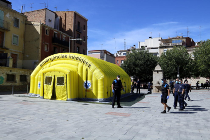 La carpa medicalizada del SEM en la plaza del Dipòsit de Lleida para hacer tests de covid-19.
