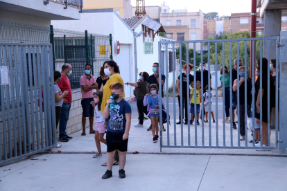 Alumnes d'una escola de Tortosa entrant al centre amb mascareta el primer dia d'escola.