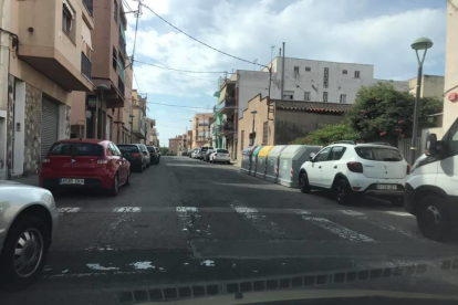 Uno de los pasos de peatones del barrio completamente borrado.