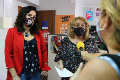 La delegada de l'UGT al Baix Penedès, Mar Vázquez, i la secretaria general de CCOO a Tarragona, Mercè Puig, atenent la premsa.