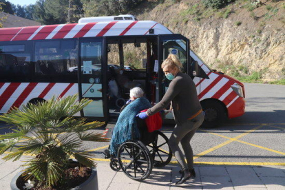 Uno de los abuelos, entrando en el autobús adaptado del EMT.