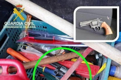 Imagen del revólver localizado en el maletero del vehículo de los dos detenidos.