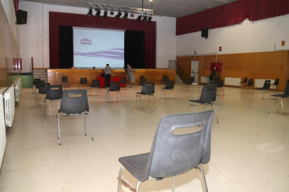 El teatre de l'institut Martí i Franquès de Tarragona, amb l'aforament limitat per garantir la distància social entre els alumnes.