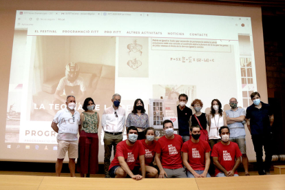 Fotografía de familia de los organizadores y colaboradores del FITT Nuevas Dramaturgias después de la presentación de la séptima edición en Tarragona.