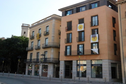 Imatge d'arxiu d'un bloc de pisos de lloguer, mercat que ara serà regulat en alguns municipis.