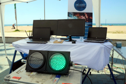 Un semáforo en verde y varias pantallas que monitorizan la afluencia a las playas de Salou.