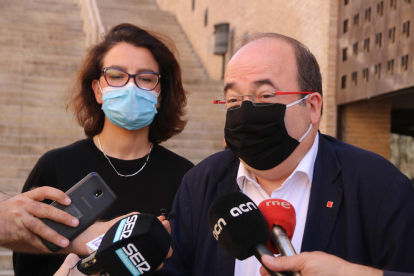 El primer secretario del PSC, Miquel Iceta, y la portavoz del PSC en el Parlament, Eva Granados, delante del Palau de Congressos de Tarragona.