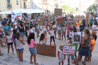 Concentración promovida por el AMPA en la plaza de la Fuente, el pasado 29 de junio.